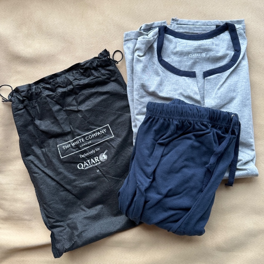 The White Company Qatar Airways Pajama Set Mens Medium Gray Navy Lounge Set Bag